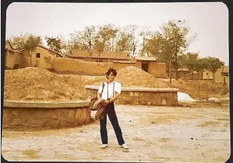  ??  ?? At the entrance to Sulu Sultan burial grounds in Dezhou in 1981