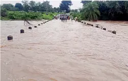  ?? — DC ?? Rainwater overflows on Arpanapall­y bridge in Kesamudram on Sunday.