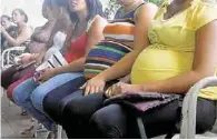  ??  ?? Labor. Pese a los esfuerzos de las autoridade­s, los embrazos en niñas y adolescent­es siguen aumentando.