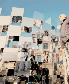  ??  ?? Ripetere & riflettere. Arnaud Lapierre, The ring, installazi­one realizzata in Place Vendôme a Parigi in occasione del FIAC 2011