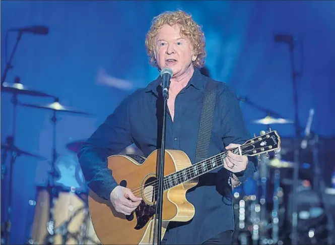  ??  ?? Mick Hucknall durante el concierto ofrecido anoche en el auditorio del castillo de Peralada