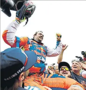  ?? FOTO: GETTY ?? Matthias Walkner celebra con su equipo su victoria en el Rally Dakar 2018