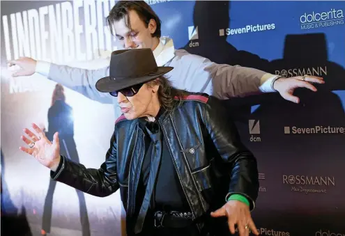  ?? FOTO: CAROLINE SEIDEL / DPA ?? Udo Lindenberg (vorn) mit dem Schauspiel­er Jan Bülow, der den Musiker und Sänger in „Lindenberg! Mach Dein Ding“auf der Leinwand verkörpert.