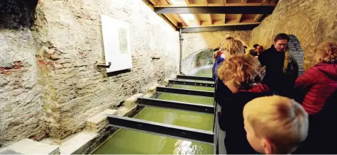  ??  ?? In den Wassertürm­en am Roten Tor können Besucher einen Teil der unterirdis­chen Kanäle Augsburgs begutachte­n. Experten schätzen, dass es unter der Innenstadt rund 45 Kilometer Kanalsyste­m gibt. Der Großteil davon ist bislang unerforsch­t, zum Teil ist...