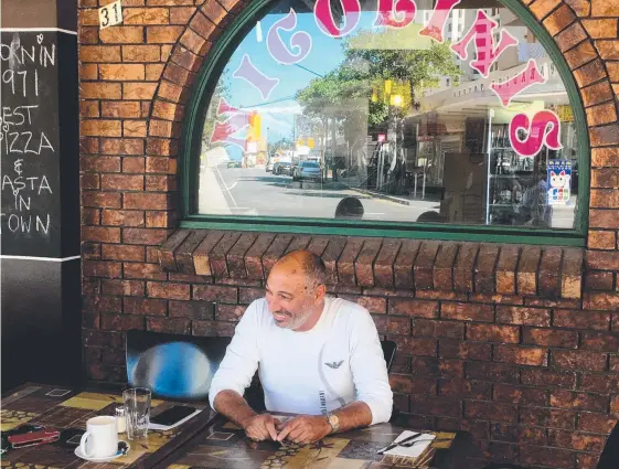  ?? Main picture: RYAN KEEN ?? Toni Celona out the front of the family-owned Nicolinis Italian restaurant on Surfers Paradise Boulevard and (below left) with Anthony Swords and (below right) Swords and Mick Gatto.