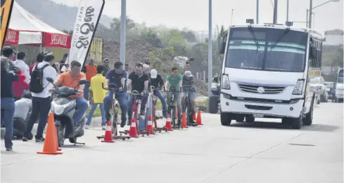  ?? FOTO: VÍCTOR HUGO OLIVAS ?? La práctica vivencial fue hecha por los mismos choferes de camiones.