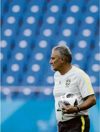  ?? Eduardo Knapp/Folhapress ?? TITE ESCOLHE MARCELO COMO CAPITÃO DA ESTREIA O lateral esquerdo usará a braçadeira pela 2ª vez sob o comando do técnico; desde que Tite assumiu a seleção, foram 16 capitães no rodízio promovido pelo treinador