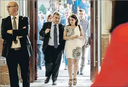  ?? DANI DUCH ?? Jordi Xuclà (PDECat) y Adriana Lastra (PSOE), ayer a su llegada al pleno del Congreso