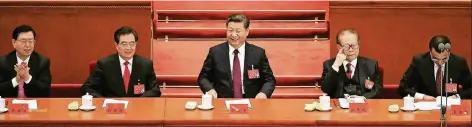  ?? FOTO: REUTERS ?? Staatspräs­ident Xi Jinping (Mitte) eröffnete zusammen mit Polit-Veteranen Chinas den Parteitag.