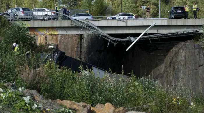  ?? FOTO: LEHTIKUVA/TIMO HARTIKAINE­N ?? Bussen misstänks ha haft fel på bromsarna; den ska ha kört i hög fart på två hjul då den vände i en korsning och störtade sedan 7–10 meter från bron ner på järnvägen.