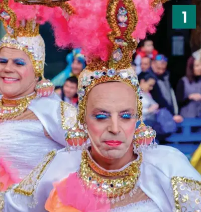  ?? ?? Maend i kvindetøj er et fast indslag i karnevalle­t i Santa Cruz de Tenerife. Foto: Getty Images