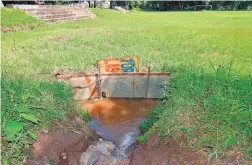  ??  ?? Afecta. Este es el pozo donde rebalsa el agua que corre hacia la cancha de fútbol La Procavia, de Santa Ana, que es usada a diario por escuelas.