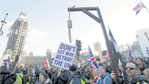  ?? AP ?? Protestas. “No dejen que May traicione al país”, dice un cartel en una marcha, ayer, ante el Parlamento británico horas antes de la votación.