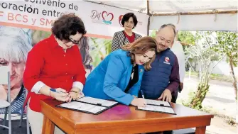  ?? /ARTURO R. CORONA ?? La presidenta de SEDIF, Gabriela Velázquez, y Claudia González, firmaron el convenio de colaboraci­ón