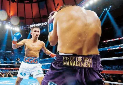  ??  ?? El kazajo Gennady Golovkin, de frente, acosa en las cuerdas al indefenso púgil francés David Lemieux, al que venció anteanoche por nocaut técnico en ocho asaltos en el Madison Square Garden de Nueva York.