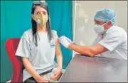  ?? DEEPAK GUPTA/HT ?? A young girl takes the jab in Lucknow on Saturday. P3