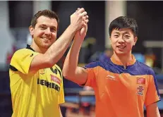  ?? JASPERSEN/DPA ?? Gemeinsam stark: Timo Boll und der chinesisch­e Weltmeiste­r und Olympiasie­ger Ma Long spielten bereits bei der Tischtenni­s-WM 2015 zusammen. Jetzt gehen sie auch in Düsseldorf gemeinsam an die Platte.FOTO: