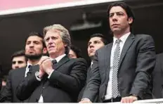  ??  ?? In mourning Benfica’s head coach Jorge Jesus ( centre) and former player Rui Costa take part in Eusebio’s funeral ceremony in Lisbon yesterday.