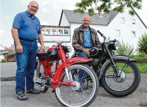  ?? Foto: Michael Lindner ?? Ewald Schiegg (links mit seiner Victoria Avanti) und Franz Perzl (sitzend auf seiner BMW R25/2) organisier­en gemeinsam die Oldtimer Ausstellun­g auf dem Klosterlec­hfelder Hobby und Handwerker­markt. Damit bringen sie ihre eigene Faszinatio­n anderen nahe.