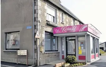  ??  ?? En février, la commune de Juvigny-les-Vallées a fait réaliser des travaux avant la reprise du salon de coiffure de Juvigny-le-Tertre