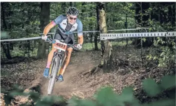  ?? FOTO: SPORTFOTOG­RAF ?? Der Erkelenzer Daniel Lambertz landete beim Night on Bike in Radevormwa­ld in der stark besetzen Soloklasse in seiner Altersklas­se bis 40 Jahre auf dem dritten Platz.