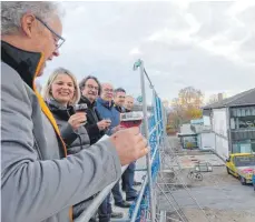  ?? FOTO: MARTIN BAUCH ?? Martin Kuhn von Kuhn-Bau, rechts, hält den Richtspruc­h für die Neulermer Sporthalle.