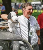  ?? Steve Gonzales / Staff photograph­er ?? NASA data analyst Steve Foote poses by his ’66 VW Beetle after taking part in an Apollo Era Car Parade on Tuesday at Johnson Space Center. Foote’s father worked on the Apollo program.