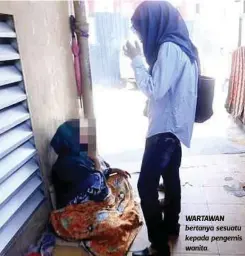  ??  ?? WARTAWAN bertanya sesuatu kepada pengemis wanita.