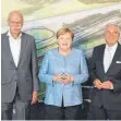  ?? FOTO: CHRISTIAN GERARDS ?? Bei der Eröffnung des Prüf- und Technologi­ezentrums von Daimler (von links): Daimler-Chef Dieter Zetsche, Bundeskanz­lerin Angela Merkel und Landesinne­nminister Thomas Strobl.