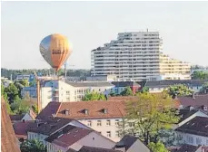  ?? FOTO: LUDGER MÖLLERS ?? Dieses Foto entstand, kurz bevor der Heißluftba­llon am Donaucente­r vorbeischr­ammte.