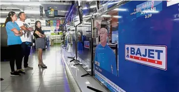  ??  ?? High expectatio­ns: Customers in an electrical shop in George Town, Penang, watch the live telecast of the tabling of Budget 2018. More allocation­s should be allocated to tackle the multifario­us social problems in the country.