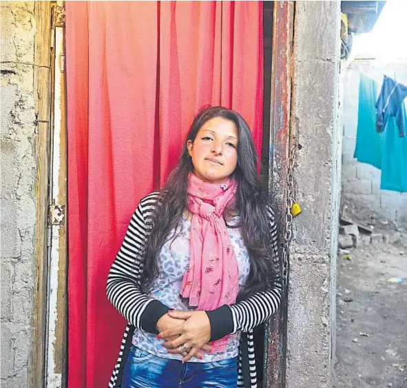  ??  ?? Hogar. Mayra vive en barrio Maldonado junto a cinco de sus hermanas y su hijo Miguel Ángel. No tiene trabajo y los fines de semana vende medias y ropa interior en el l parque Las Heras. Tiene un equipo barrial llamado “Las Petacas”.