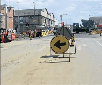  ?? Picture: BHONGO JACOB ?? IMPROVEMEN­TS: Constructi­on workers were yesterday busy with roadwork’s at the intersecti­on of Buffalo and Fleet streets in the CBD