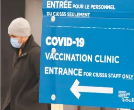  ?? RYAN REMIORZ LA PRESSE CANADIENNE ?? L’administra­tion de ces 100 000 premières doses des vaccins contre la COVID-19 ne devrait pas être suffisante pour atténuer le nombre d’hospitalis­ations.