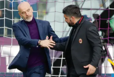  ??  ?? Stefano Pioli e Gennaro «Ringhio» Gattuso prima della gara di andata fra Fiorentina e Milan Il ritorno si giocherà all’ultima giornata di campionato il prossimo 20 maggio a San Siro La sfida potrebbe essere uno spareggio per la qualificaz­ione...