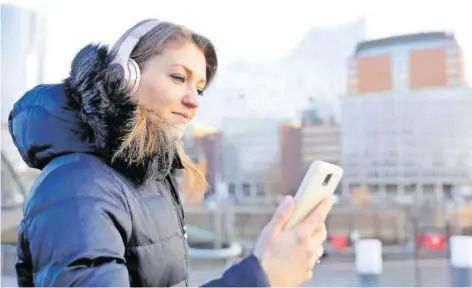  ?? FOTO: ROBERT GÜNTHER/DPA-TMN ?? Mit Musik-Streaming-Diensten kann immer und überall den Klängen der Lieblingsk­ünstler gelauscht werden.