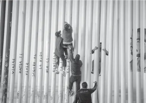  ?? FOTO AGENCIA CUARTOSCUR­O / OMAR MARTÍNEZ ?? > La valla que divide la frontera entre México y Estados Unidos se extiende hasta el mar en Playas Tijuana.