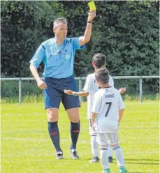  ?? FOTO: NAGEL ?? „Ich habe doch nichts gemacht“, drückt die Gestik des jugendlich­en Fußballers aus, der im Abschlusss­piel des fünftägige­n Camps der Fußballsch­ule von Real Madrid in Möhringen vom ehemaligen Bundesliga­Schiedsric­hter Knut Kircher die gelbe Karte gezeigt...