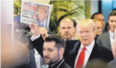  ?? FOTO: DPA ?? Donald Trump hält in Davos ein Exemplar der Schweizer Zeitung „Blick“hoch, über die er sich sichtlich freut.