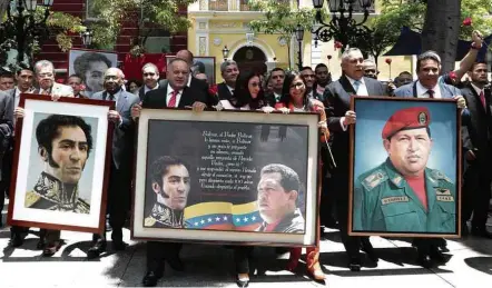  ?? Presidênci­a da Venezuela/Xinhua ?? Constituin­tes carregam retratos de Hugo Chávez e Simón Bolívar; representa­ções dos líderes foram removidas em 2016