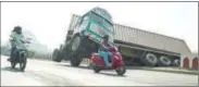  ??  ?? A container heading to Mumbai from Uran JNPT crashed into the walls of a flyover near the NMMC headquarte­rs at CBD Belapur on Sunday.
