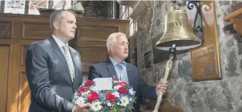  ??  ?? Sailors Society Trustee Jon Holloway and the charity’s CEO Stuart Rivers lay a wreath.