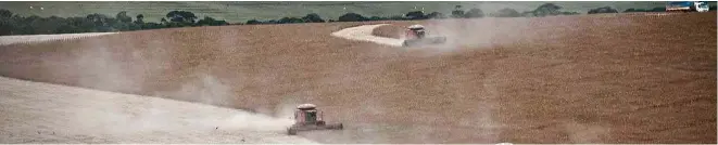  ?? Ascom/Aprosoja ?? Máquinas atuam em propriedad­e rural com soja em Mato Grosso