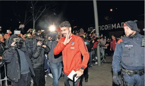  ??  ?? QUERIDO COSTA, EL AGASAJADO Costa en la llegada ayer a Lleida fue el más aclamado. Al fin la afición cumplía un sueño: volver a verle para jugar con el Atleti.