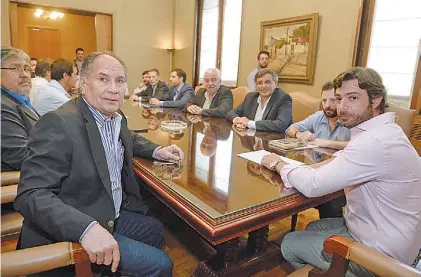  ??  ?? Anfitrión.
Salvai, funcionari­o provincial, en la cabecera. Recibió ayer a la delegación K-PJ por el Presupuest­o.