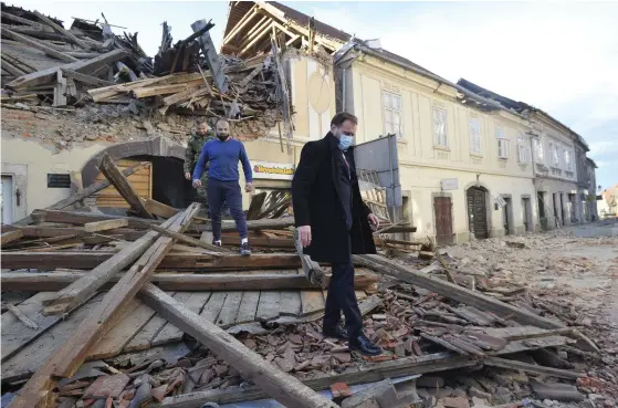  ?? FOTO: TT-AP ?? Minst fem människor befaras ha omkommit i tisdagens kraftiga jordskalv i Kroatien. Värst drabbad blev staden Petrinja där flera byggnader totalförst­ördes.