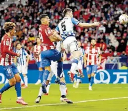  ?? MARISCAL ?? Luis Suárez envía de cabeza el balón al fondo de la red para subir el 1-2.