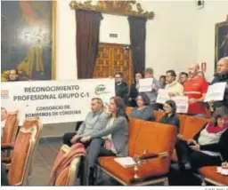  ?? JUAN AYALA ?? Protesta de los bomberos en el Pleno del pasado miércoles.