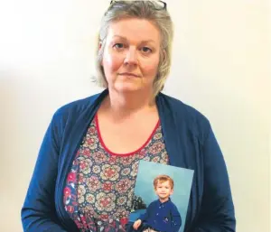  ??  ?? Gillian Barclay with her favourite photo of her son Cameron, aged three.