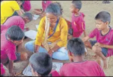  ?? HT PHOTO ?? A volunteer from a Kalyan-based NGO teaches children of sex workers from Turbhe in Navi Mumbai.